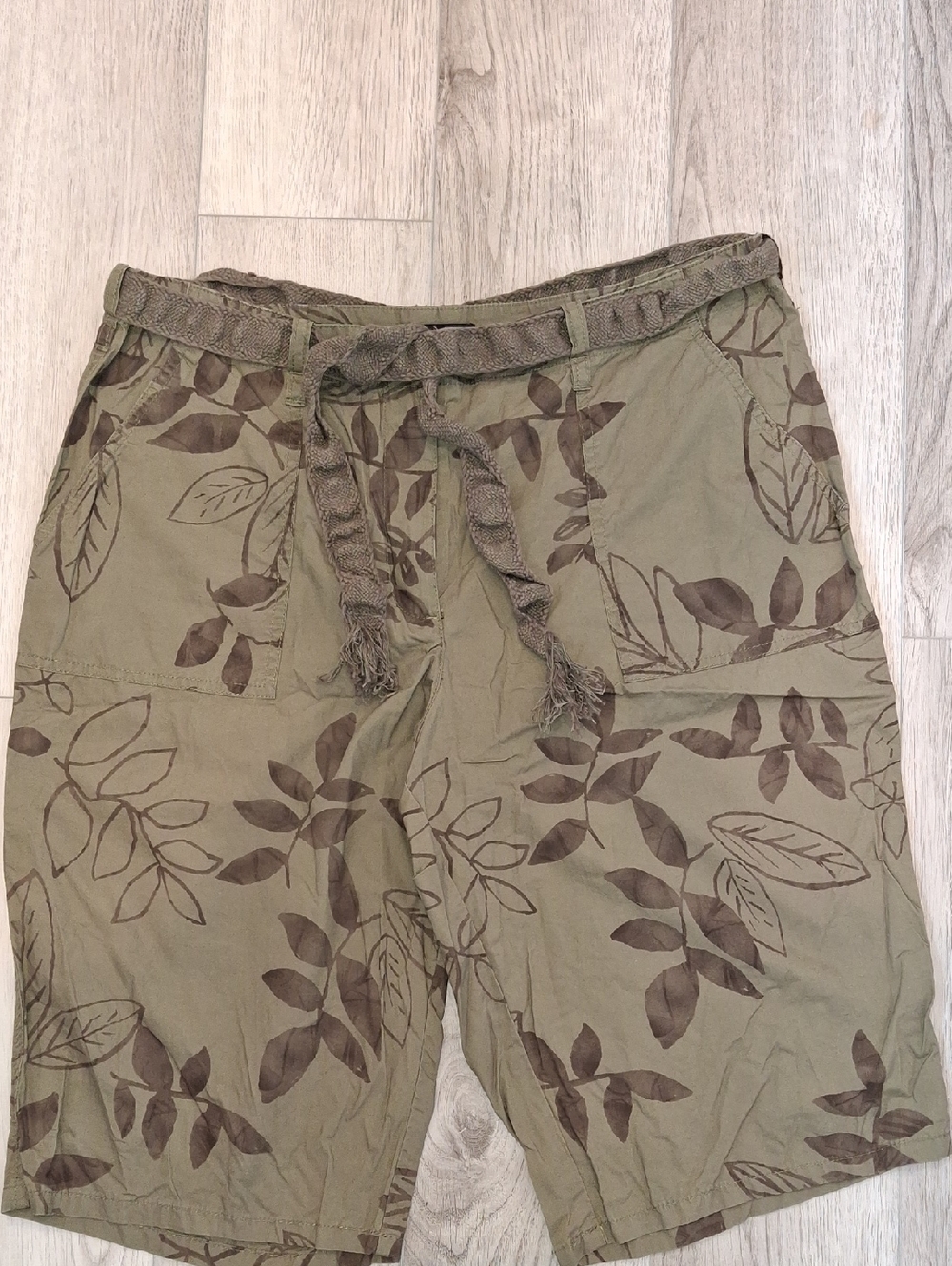 Vintage New York & Company Olive Green Leaf-Print Cargo Bermuda Shorts